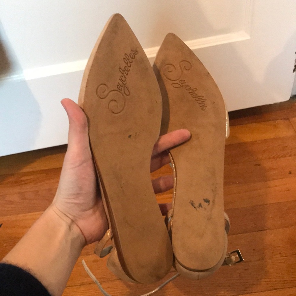Gold pointed toe Flats - Picture 6 of 7